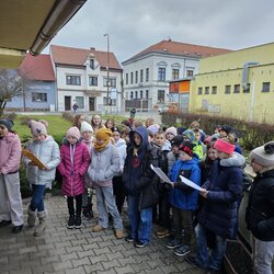 Zpívání a dárečky pro babičky a dědečky v DD Sezemice