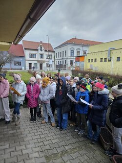 Zpívání a dárečky pro babičky a dědečky v DD Sezemice