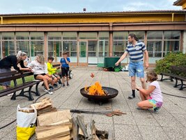 Závěrečné posezení s rodiči a opékání buřtů ve 2. C