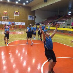 Liga škol v basketbalu začala